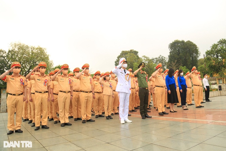 Đoàn Thanh niên Cục Cảnh sát giao thông báo công dâng Bác - 2 Đoàn Thanh niên Cục Cảnh sát giao thông báo công dâng Bác - 2
