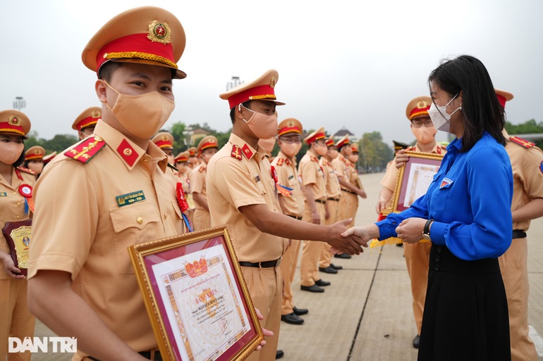 Đoàn Thanh niên Cục Cảnh sát giao thông báo công dâng Bác - 12 Đoàn Thanh niên Cục Cảnh sát giao thông báo công dâng Bác - 12