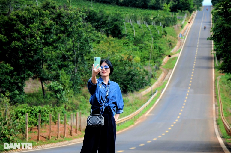 The unique steep slope in Gia Lai attracts visitors to check-in - 4