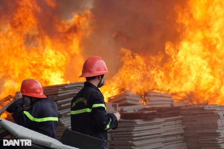 Hàng trăm chiến sĩ dập đám cháy cực lớn trong cụm công nghiệp | Báo Dân trí