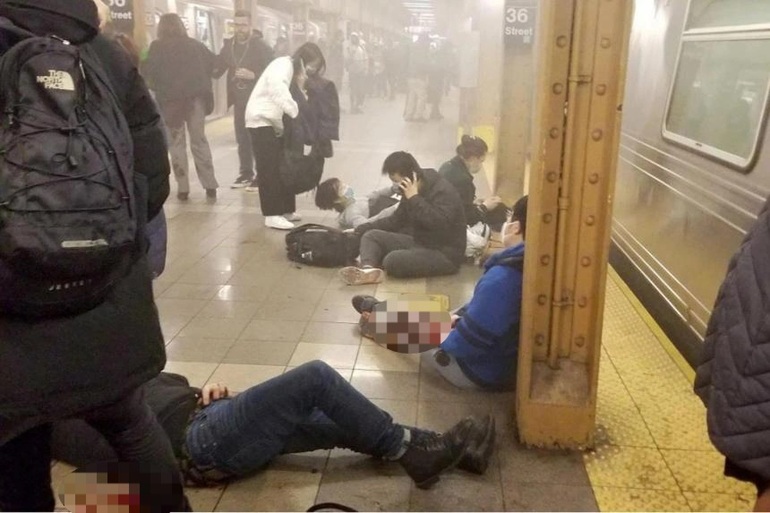 Nghi phạm tấn công tàu điện ngầm New York bắn 33 phát đạn - 1 Nghi phạm tấn công tàu điện ngầm New York bắn 33 phát đạn - 1