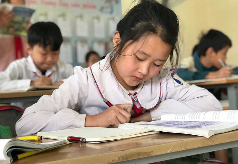Phụ huynh than trời vì giá SGK cao gấp 2-3 lần sách cũ - 2 Phụ huynh than trời vì giá SGK cao gấp 2-3 lần sách cũ - 2