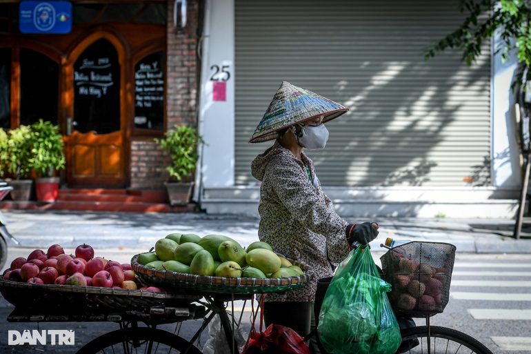 Hà Nội lắp hàng loạt máy bán hàng tự động để giảm hàng rong - 1