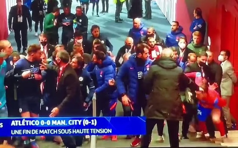 Cầu thủ Atletico Madrid xô xát với cầu thủ Man City bên trong đường hầm sau khi trận đấu kết thúc (Ảnh: Dailymail).