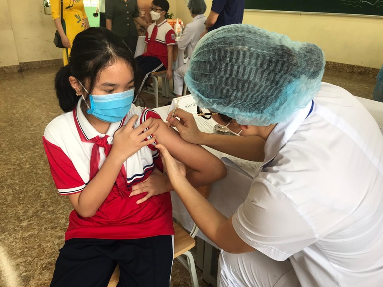 Hơn 23.000 ca Covid-19, 200 trẻ dưới 12 tuổi tiêm vaccine đợt đầu tiên - 1