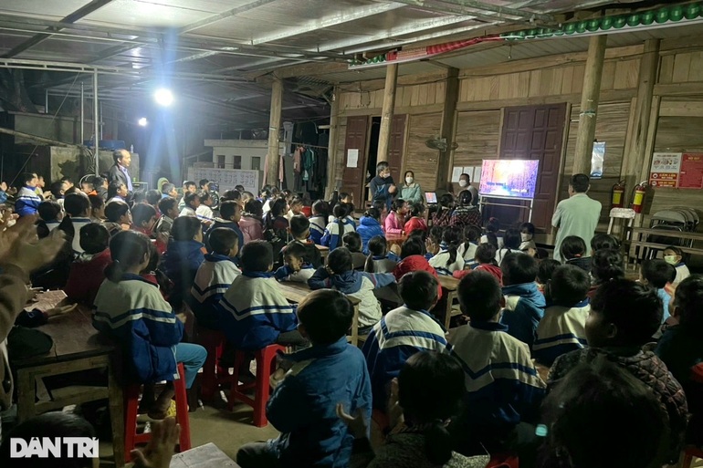 Xót xa gần một trăm học sinh nghèo nằm sạp gỗ, giường tre bám trường - 9 Xót xa gần một trăm học sinh nghèo nằm sạp gỗ, giường tre bám trường - 9