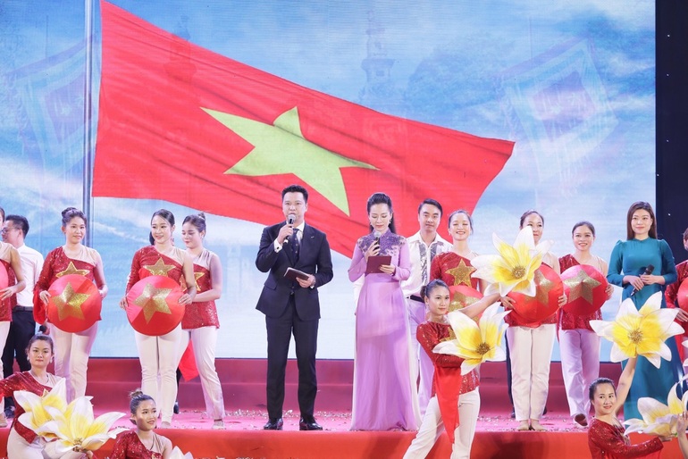 Nữ diễn viên chèo 9x trở thành MC sau lần dẫn chương trình bất đắc dĩ - 5 Nữ diễn viên chèo 9x trở thành MC sau lần dẫn chương trình bất đắc dĩ - 5