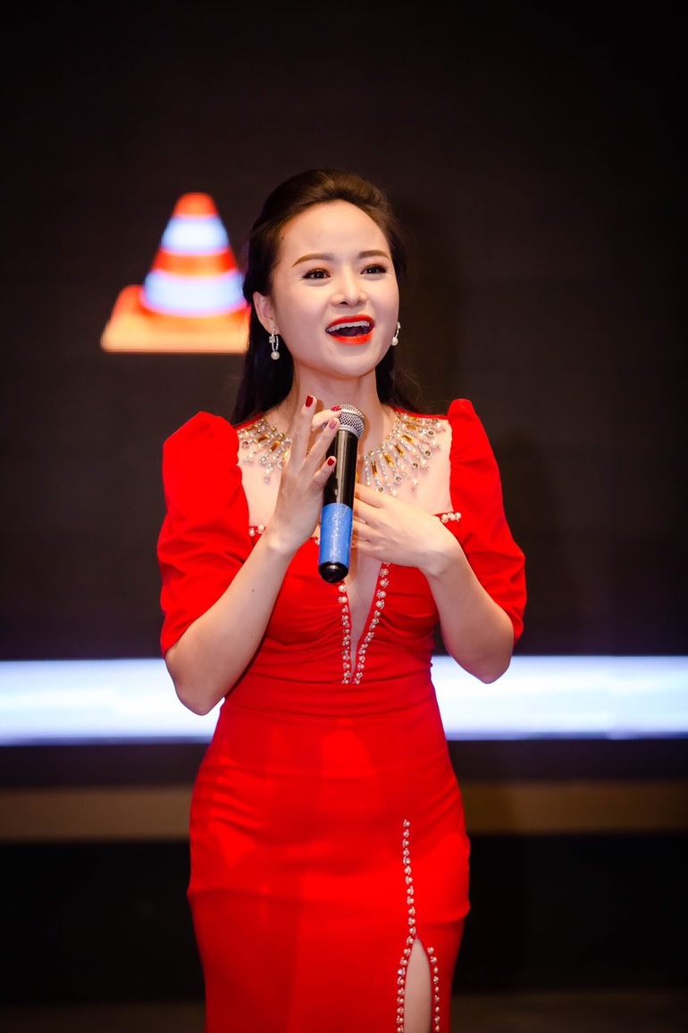Nữ diễn viên chèo 9x trở thành MC sau lần dẫn chương trình bất đắc dĩ - 6 Nữ diễn viên chèo 9x trở thành MC sau lần dẫn chương trình bất đắc dĩ - 6