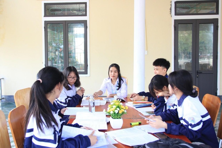 Nữ sinh sư phạm xinh xắn, học giỏi và say mê đi thiện nguyện - 2 Nữ sinh sư phạm xinh xắn, học giỏi và say mê đi thiện nguyện - 2