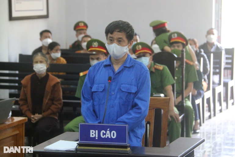 Người nhà dọa nhảy lầu khi tòa tuyên án tử hình cựu bí thư xã - 1 Người nhà dọa nhảy lầu khi tòa tuyên án tử hình cựu bí thư xã - 1