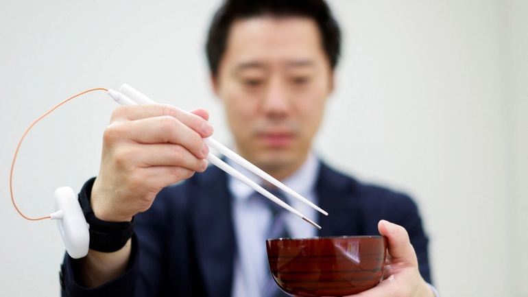 Nhật Bản phát minh ra đũa điện giúp chống ăn mặn - 1
