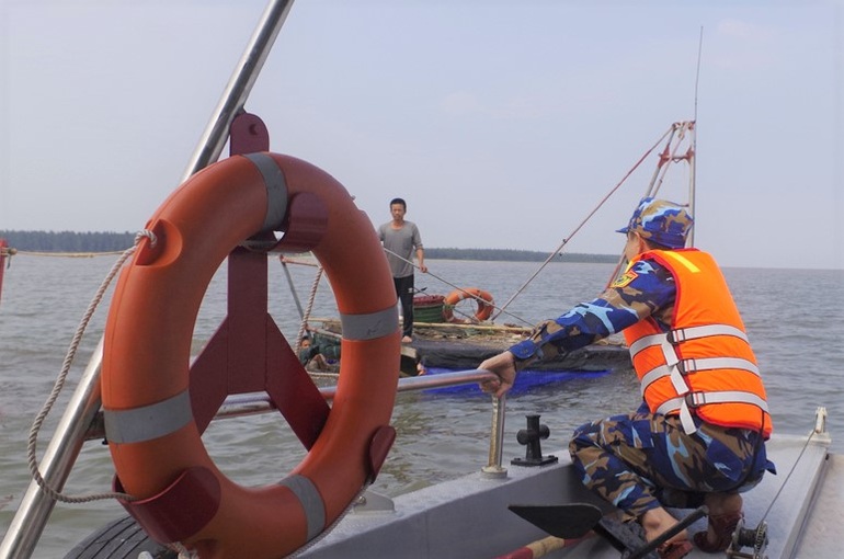 Chìm tàu cá, hai ngư dân chới với kêu cứu giữa biển khơi - 1 Chìm tàu cá, hai ngư dân chới với kêu cứu giữa biển khơi - 1