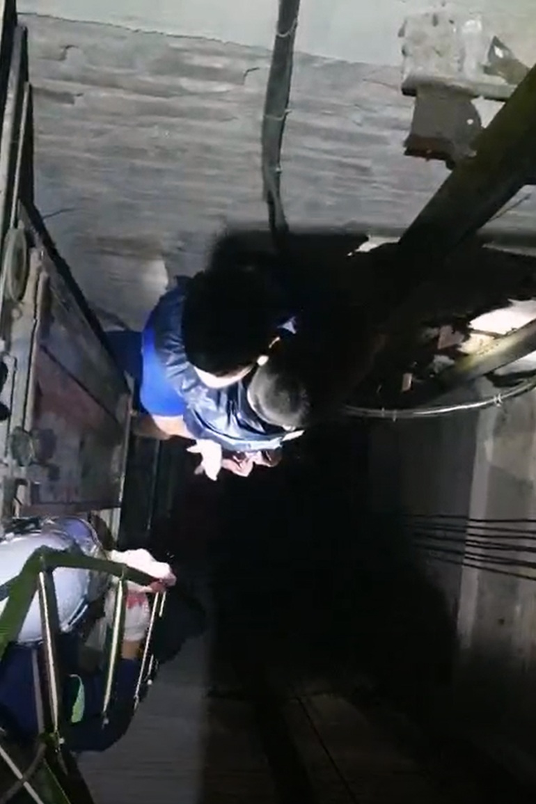 Bé trai 4 tuổi ở Hà Nội rơi xuống hố thang máy, thoát nạn nhờ… thanh sắt - 1