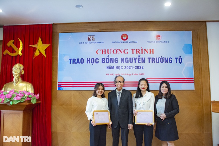 Trao tặng học bổng Nguyễn Trường Tộ đến các thầy cô giáo tương lai - 2 Trao tặng học bổng Nguyễn Trường Tộ đến các thầy cô giáo tương lai - 2