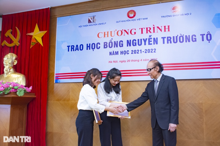 Trao tặng học bổng Nguyễn Trường Tộ đến các thầy cô giáo tương lai - 8 Trao tặng học bổng Nguyễn Trường Tộ đến các thầy cô giáo tương lai - 8