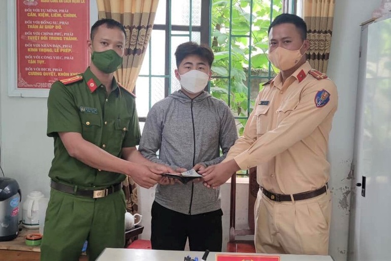 CSGT trao trả tài sản và nhiều giấy tờ quan trọng cho người đi đường bị rơi - 1 CSGT trao trả tài sản và nhiều giấy tờ quan trọng cho người đi đường bị rơi - 1