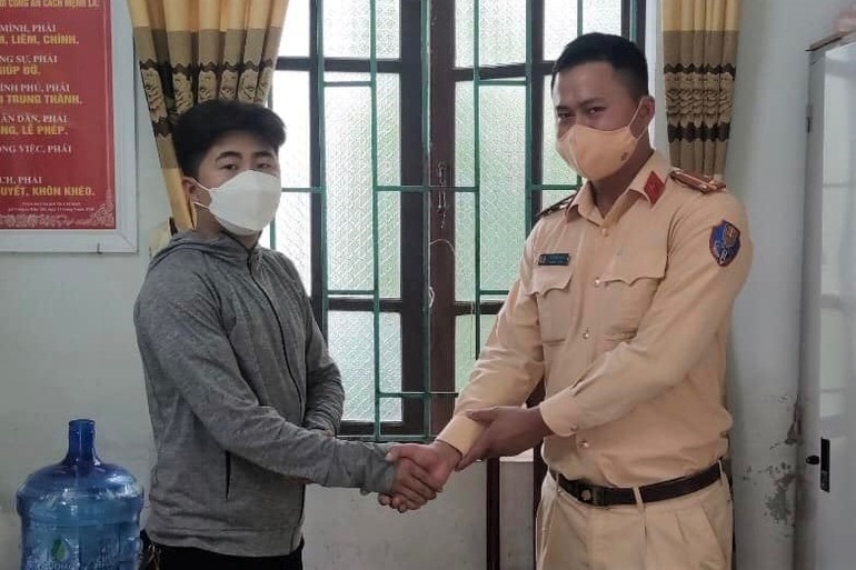 CSGT trao trả tài sản và nhiều giấy tờ quan trọng cho người đi đường bị rơi - 2 CSGT trao trả tài sản và nhiều giấy tờ quan trọng cho người đi đường bị rơi - 2