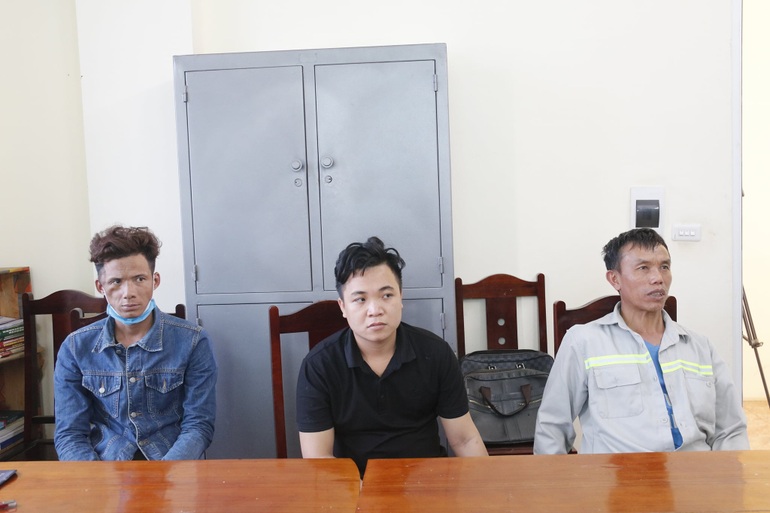 Trộm vỏ cây vàng xanh, 3 con nghiện bị khởi tố - 1 Trộm vỏ cây vàng xanh, 3 con nghiện bị khởi tố - 1
