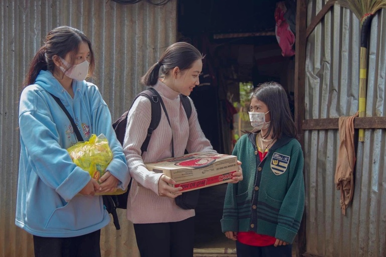 Nữ sinh 18 tuổi cùng hành trình chở niềm vui đến các làng khó khăn - 1 Nữ sinh 18 tuổi cùng hành trình chở niềm vui đến các làng khó khăn - 1