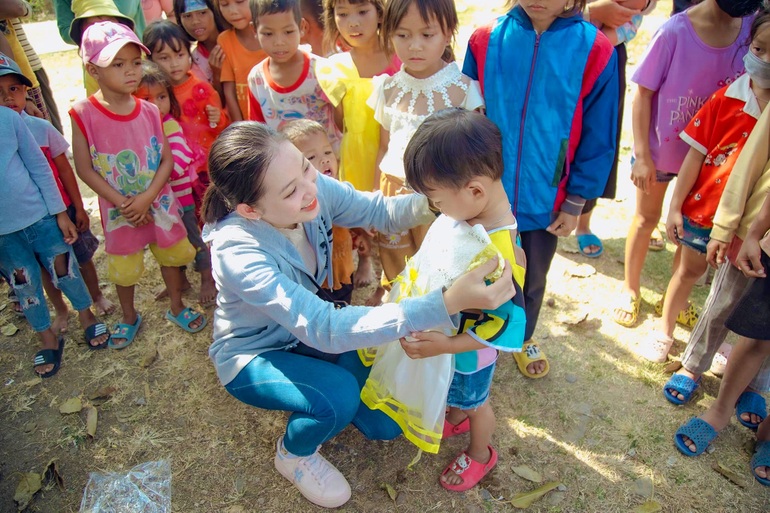 Nữ sinh 18 tuổi cùng hành trình chở niềm vui đến các làng khó khăn - 3 Nữ sinh 18 tuổi cùng hành trình chở niềm vui đến các làng khó khăn - 3