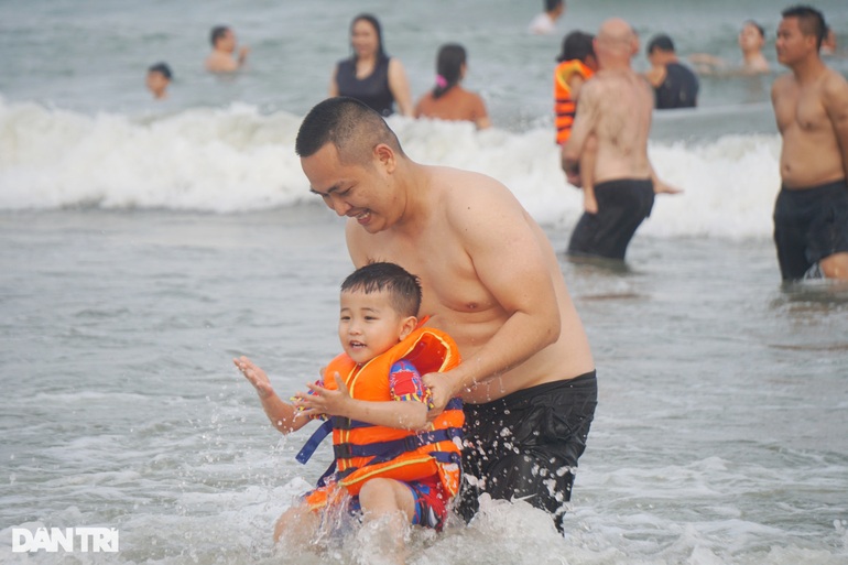 Biển người chen chúc trên các bãi tắm Sầm Sơn ngày khai trương - 4 Biển người chen chúc trên các bãi tắm Sầm Sơn ngày khai trương - 4