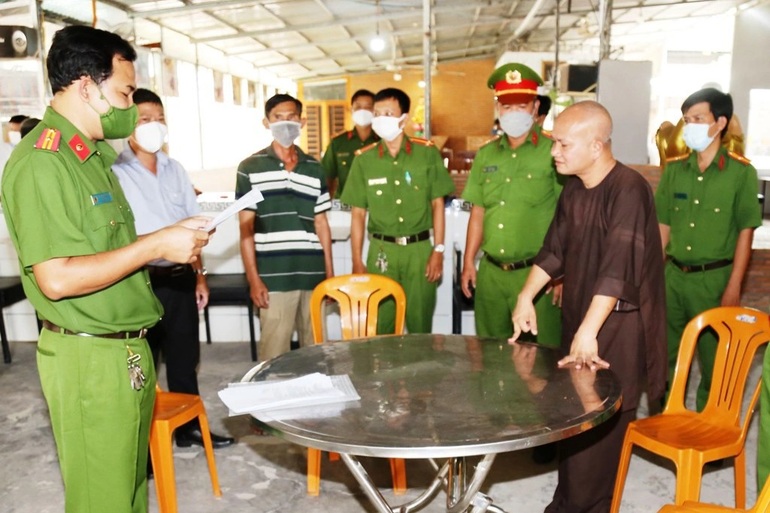 Mặc áo thầy chùa, nhận trẻ về nuôi rồi... đánh đập - 1 Mặc áo thầy chùa, nhận trẻ về nuôi rồi... đánh đập - 1