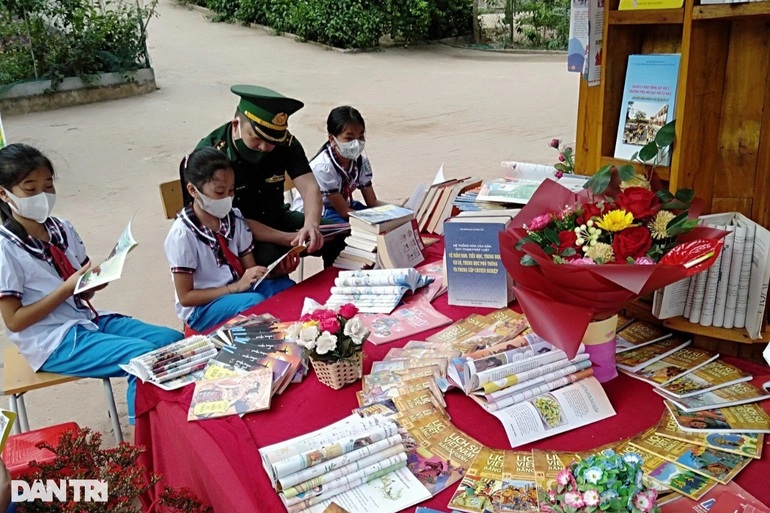 Học sinh biên giới háo hức ngày hội Mở cuốn sách - Mở tương lai - 6 Học sinh biên giới háo hức ngày hội Mở cuốn sách - Mở tương lai - 6
