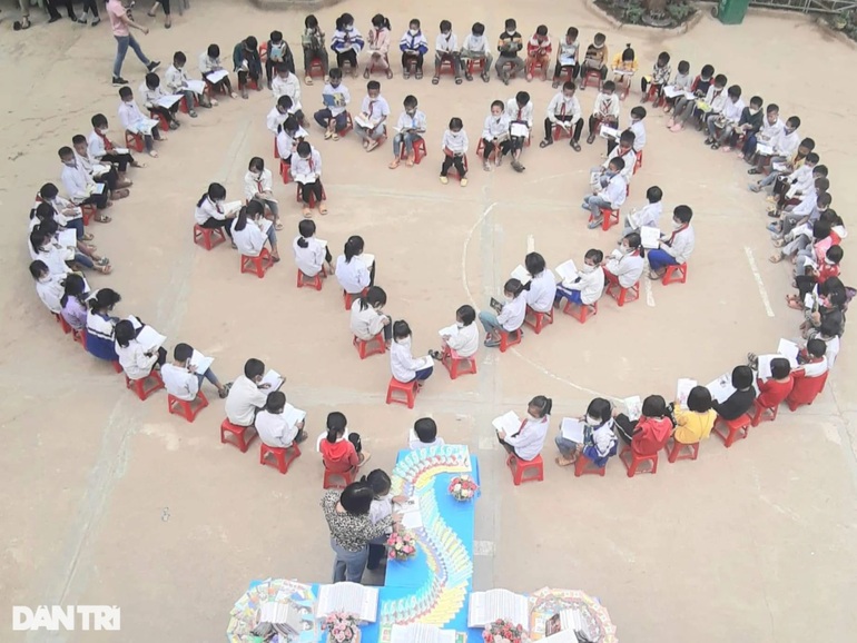Học sinh biên giới háo hức ngày hội Mở cuốn sách - Mở tương lai - 4 Học sinh biên giới háo hức ngày hội Mở cuốn sách - Mở tương lai - 4