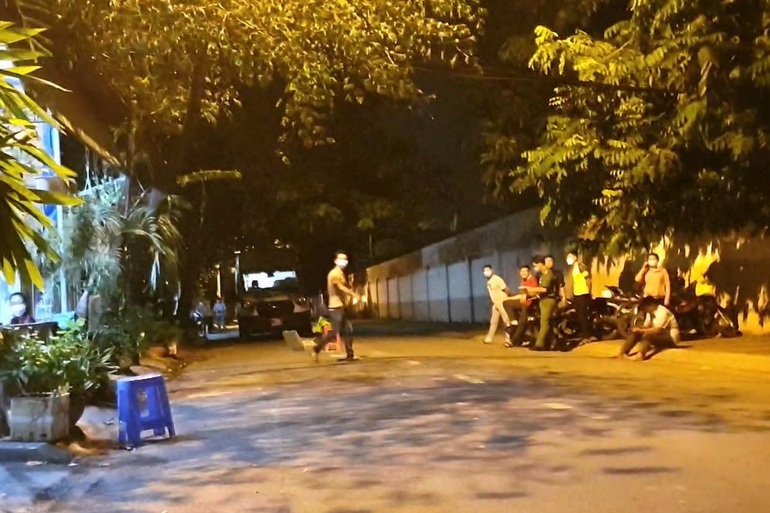 Công an vận động đầu thú, nghi phạm giết người cắt cổ tự tử trong nhà nghỉ - 1 Công an vận động đầu thú, nghi phạm giết người cắt cổ tự tử trong nhà nghỉ - 1