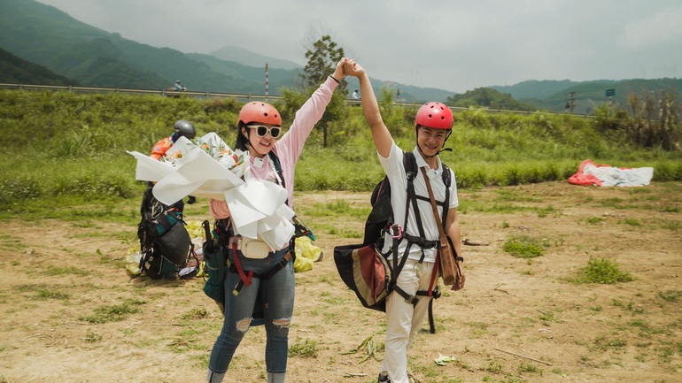 Chàng trai Quảng Trị căng băng rôn ở độ cao 1000m, bay dù cầu hôn bạn gái - 6 Chàng trai Quảng Trị căng băng rôn ở độ cao 1000m, bay dù cầu hôn bạn gái - 6