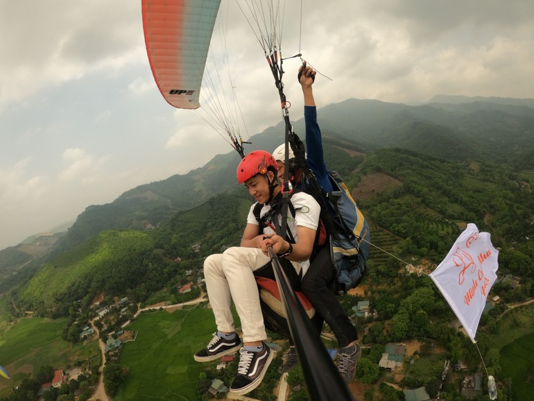Chàng trai Quảng Trị căng băng rôn ở độ cao 1000m, bay dù cầu hôn bạn gái - 4 Chàng trai Quảng Trị căng băng rôn ở độ cao 1000m, bay dù cầu hôn bạn gái - 4