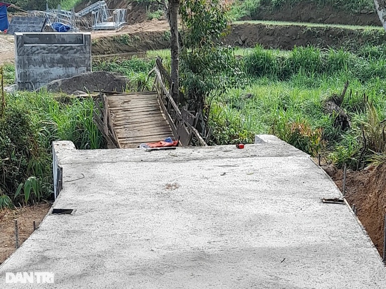 Gian nan trèo đèo, lội suối vận chuyển vật liệu xây dựng cầu Dân trí - 9 Gian nan trèo đèo, lội suối vận chuyển vật liệu xây dựng cầu Dân trí - 9