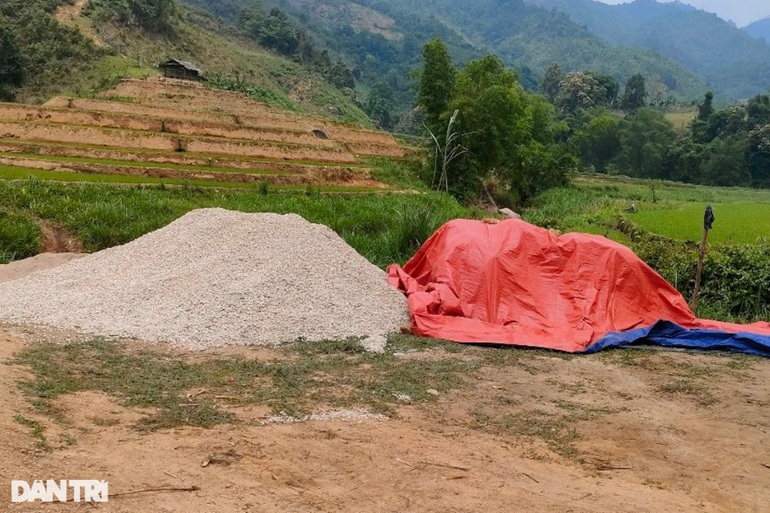 Gian nan trèo đèo, lội suối vận chuyển vật liệu xây dựng cầu Dân trí - 6 Gian nan trèo đèo, lội suối vận chuyển vật liệu xây dựng cầu Dân trí - 6