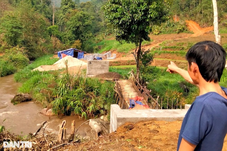 Gian nan trèo đèo, lội suối vận chuyển vật liệu xây dựng cầu Dân trí - 10 Gian nan trèo đèo, lội suối vận chuyển vật liệu xây dựng cầu Dân trí - 10
