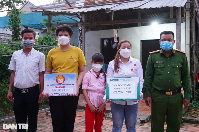 Bạn đọc Dân trí giúp người mẹ nghèo nuôi 2 con mồ côi hơn 82 triệu đồng - 1 Bạn đọc Dân trí giúp người mẹ nghèo nuôi 2 con mồ côi hơn 82 triệu đồng - 1