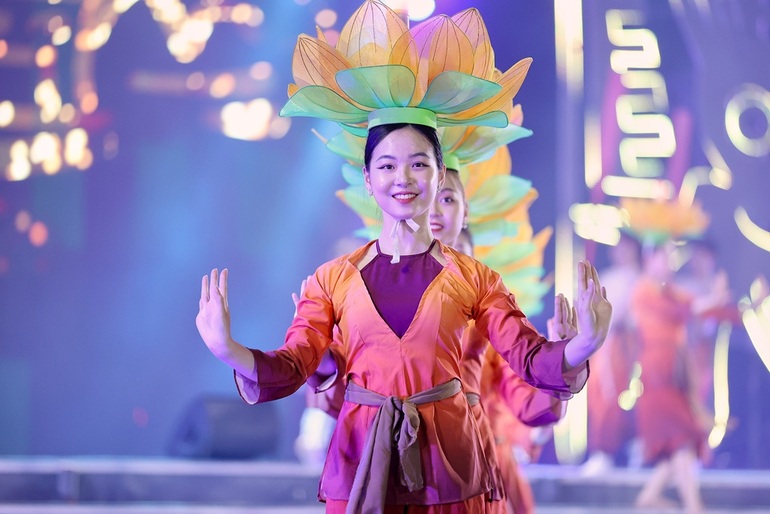Hàng vạn người đổ về Sầm Sơn xem bắn pháo hoa khai hội du lịch - 6 Hàng vạn người đổ về Sầm Sơn xem bắn pháo hoa khai hội du lịch - 6