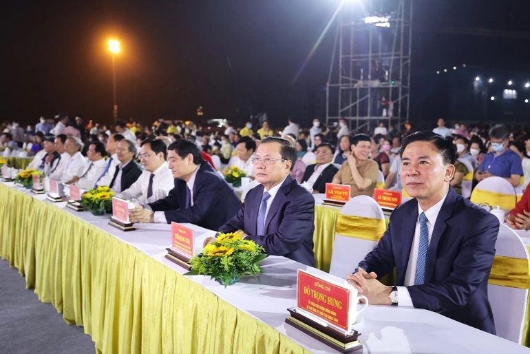 Hàng vạn người đổ về Sầm Sơn xem bắn pháo hoa khai hội du lịch - 4 Hàng vạn người đổ về Sầm Sơn xem bắn pháo hoa khai hội du lịch - 4