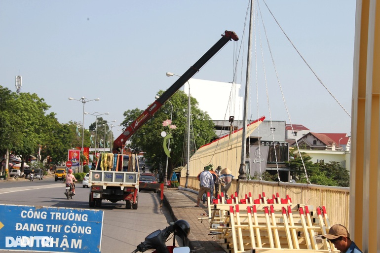Tháo dỡ các hạng mục trang trí cầu kỳ quái - 1 Tháo dỡ các hạng mục trang trí cầu kỳ quái - 1