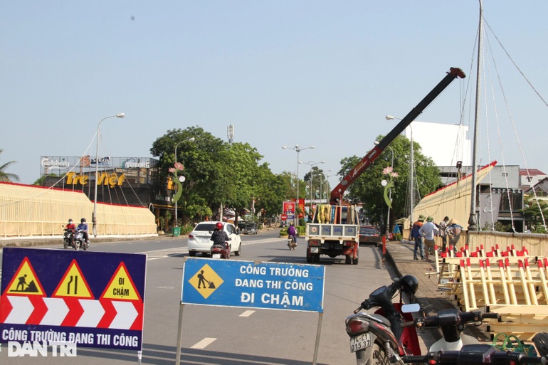 Tháo dỡ các hạng mục trang trí cầu kỳ quái - 3 Tháo dỡ các hạng mục trang trí cầu kỳ quái - 3