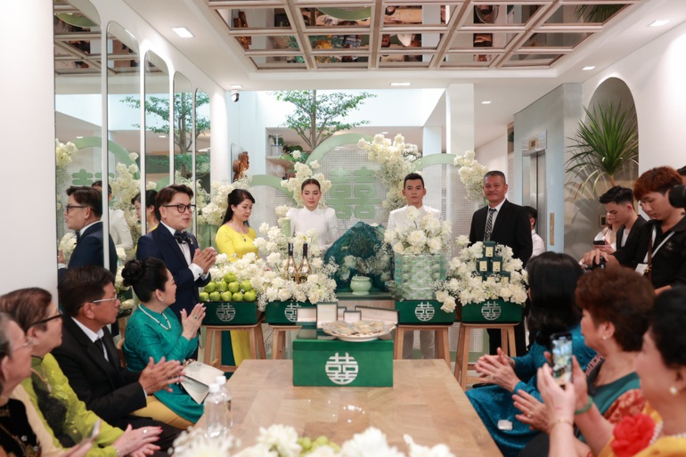 Phương Trinh Jolie: Tôi quá bất ngờ khi Lý Bình mang 88 cây vàng hỏi cưới - 1 Phương Trinh Jolie: Tôi quá bất ngờ khi Lý Bình mang 88 cây vàng hỏi cưới - 1