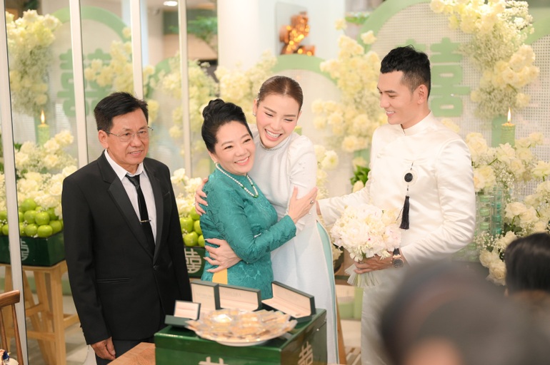 Phương Trinh Jolie: Tôi quá bất ngờ khi Lý Bình mang 88 cây vàng hỏi cưới - 5 Phương Trinh Jolie: Tôi quá bất ngờ khi Lý Bình mang 88 cây vàng hỏi cưới - 5
