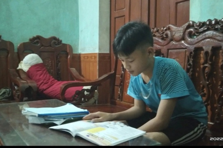 Nam sinh lớp 8 nhảy xuống nước, hô hấp nhân tạo cứu sống 2 em nhỏ - 1 Nam sinh lớp 8 nhảy xuống nước, hô hấp nhân tạo cứu sống 2 em nhỏ - 1