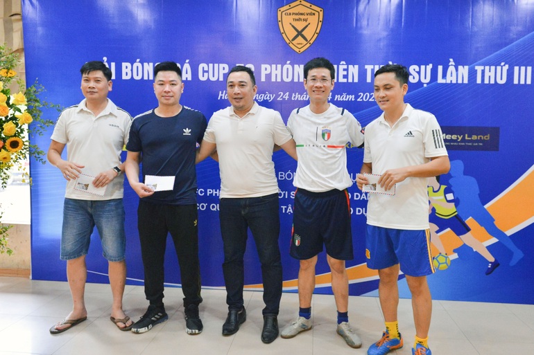 Nói là làm, FC Báo Dân trí giật cúp vô địch đầy kịch tính - 16 Nói là làm, FC Báo Dân trí giật cúp vô địch đầy kịch tính - 16