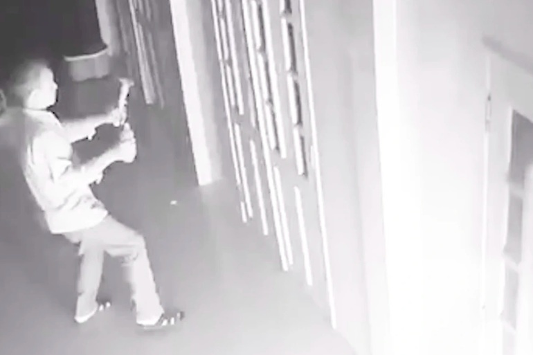 Dội bom xăng đốt nhà hàng xóm vì lỡ bán đất giá rẻ - 2 Dội bom xăng đốt nhà hàng xóm vì lỡ bán đất giá rẻ - 2