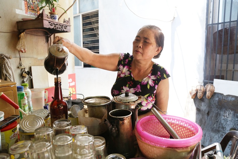 Da Nang racket cafe sells 300 cups a day, attracting customers with a unique concoction - 1