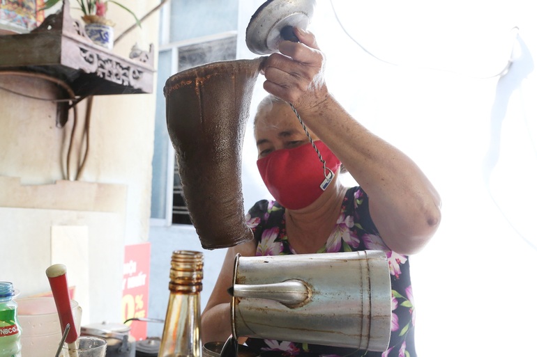 Da Nang racket coffee shop sells 300 cups a day, attracting customers with a unique concoction - 2