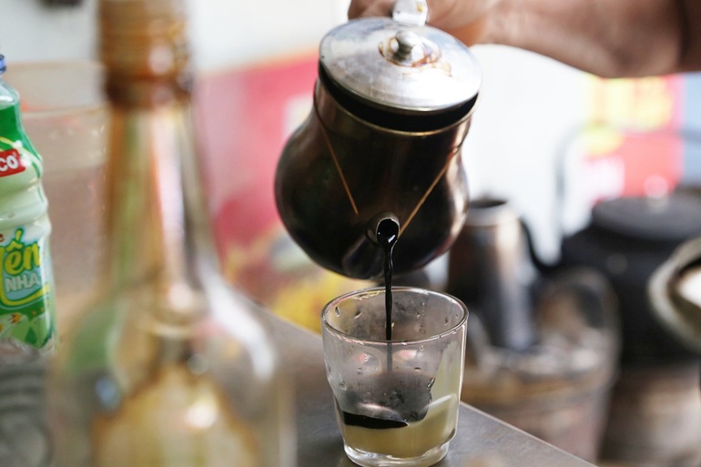 Da Nang racket cafe sells 300 cups a day, attracting customers with a unique concoction - 4