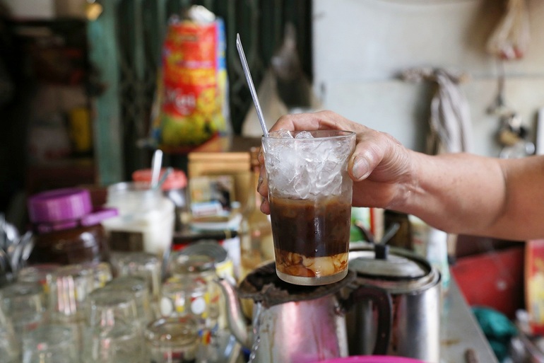 Da Nang racket cafe sells 300 cups a day, attracting customers with a unique concoction - 5