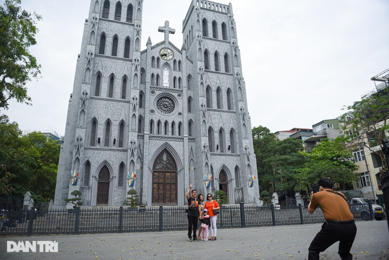 Hanoi Cathedral has an ancient look thanks to its antique imitation paint - 10