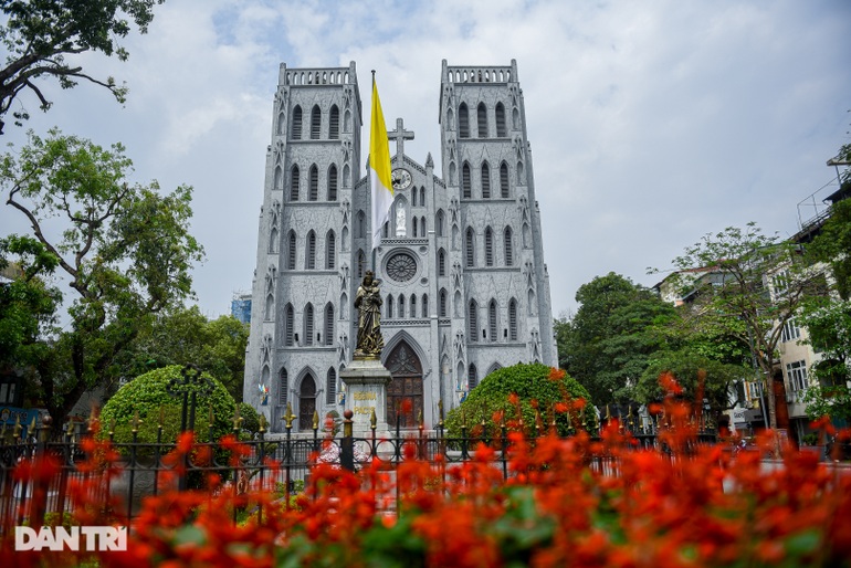 Hanoi Cathedral has an ancient look thanks to the antique imitation paint - 1